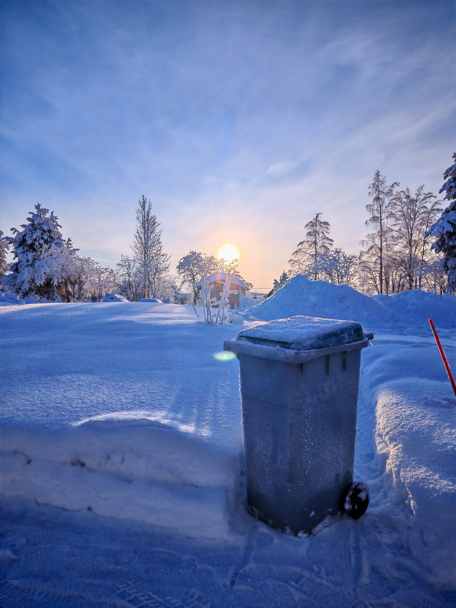 Jäteastia talvisessa maisemassa.
